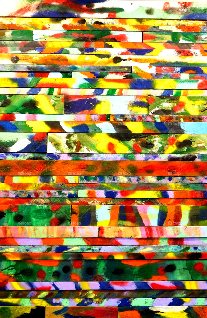 A Plethora of colors decorate wooden slats!🎨🎨