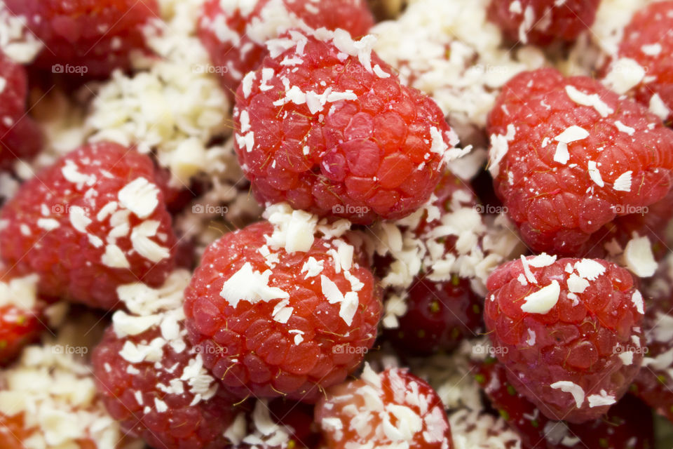 Raspberries with white grated chocolate 