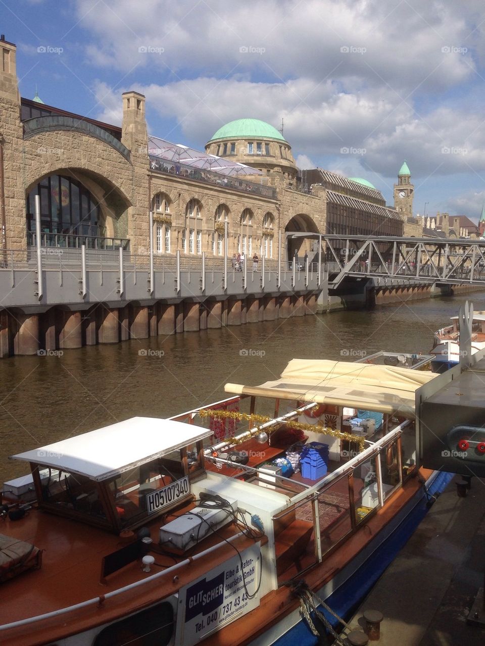 Boat at the Landungsbrücke 