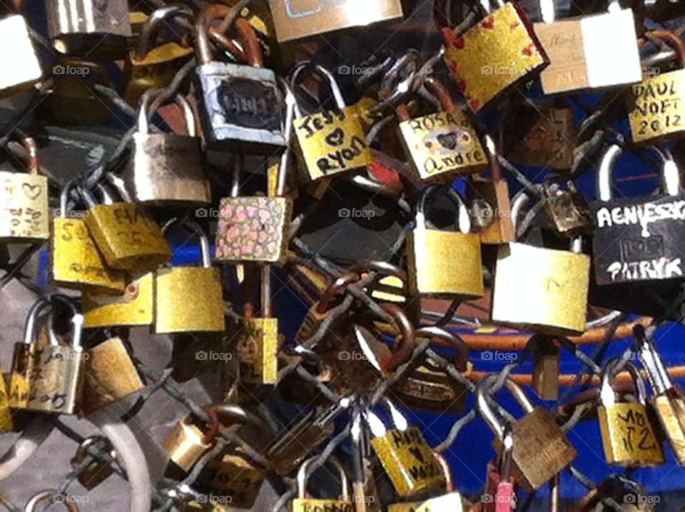 Locks love no keys Paris promises forever