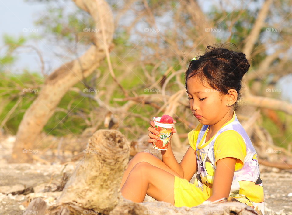 Dringking of tea at the side of an afternoon. Ale's name of product be the favorite one child at the time. Price of 1000 IDR in common for enjoy it.