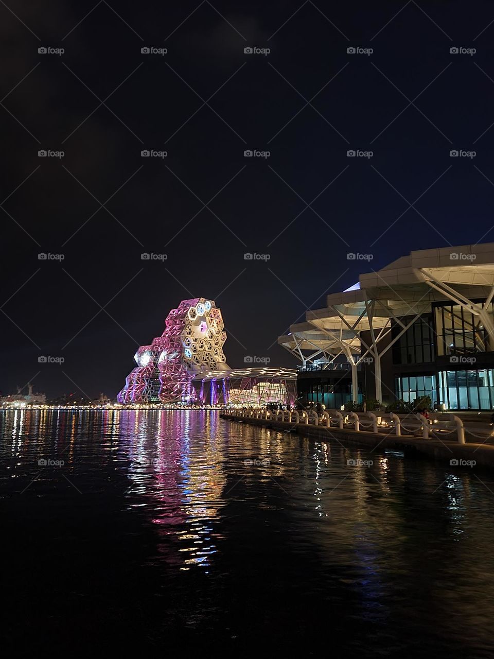 Kaohsiung Music Center.Designed by Manuel Alvarez Monteserin Lahoz. Got FIABCI World Prixd'Excellence Awards 2021. The appearance design is based on the ups and downs of the waves."Wave Towers‘’