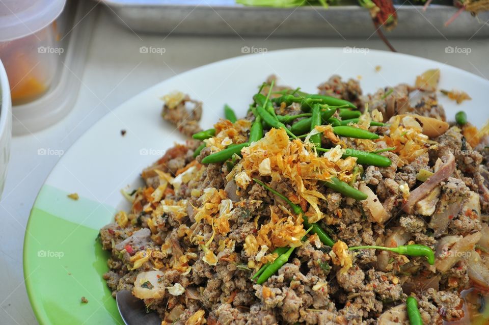 Spicy minced pork salad with fried garlic