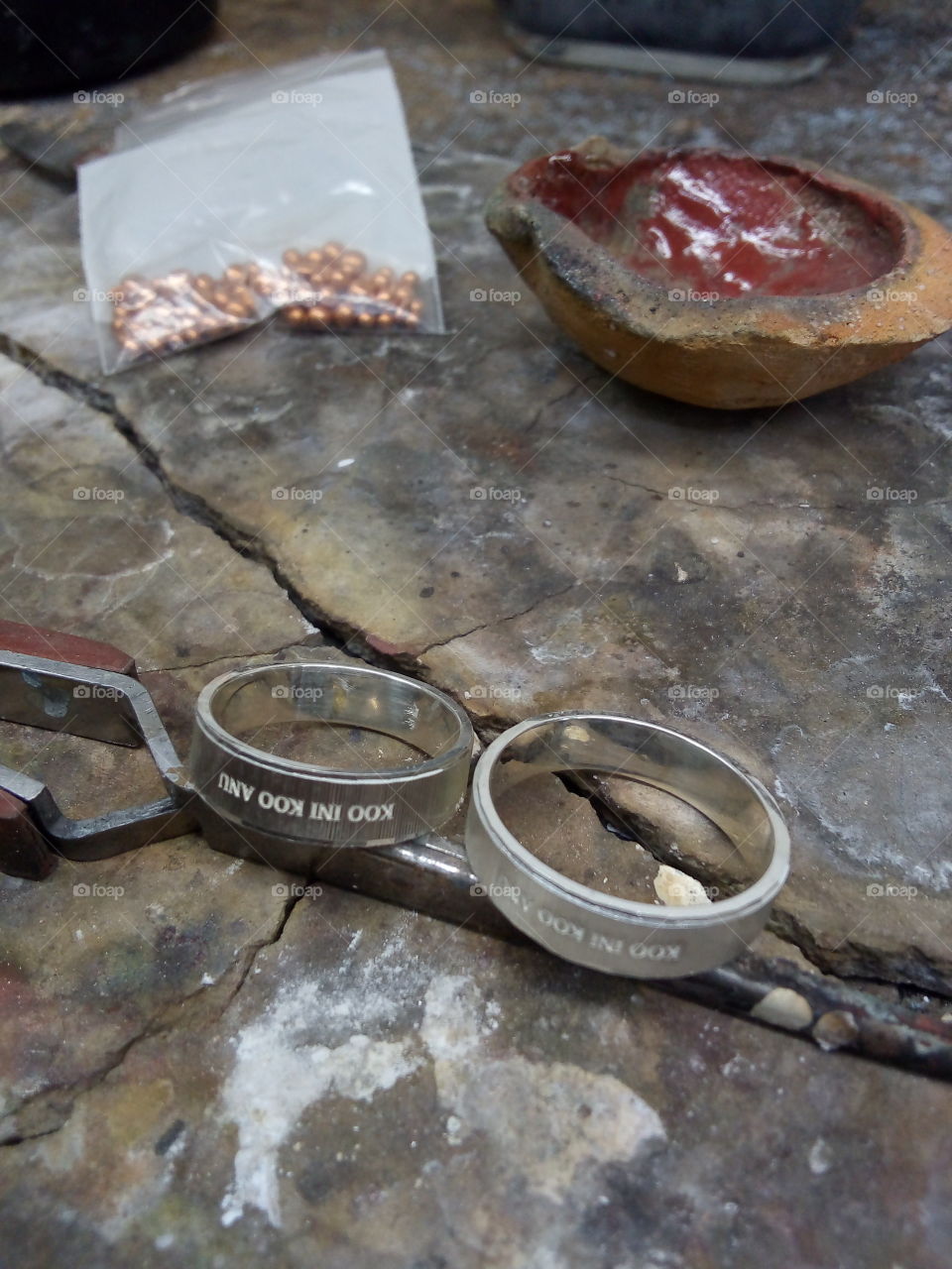 anillos realizados en oro blanco, una copela donde se funde metal, aleación de cobre.