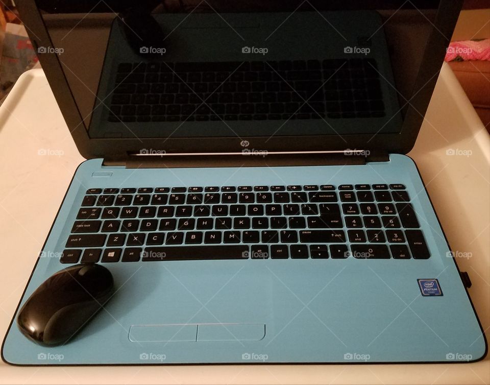 hp laptop with mouse