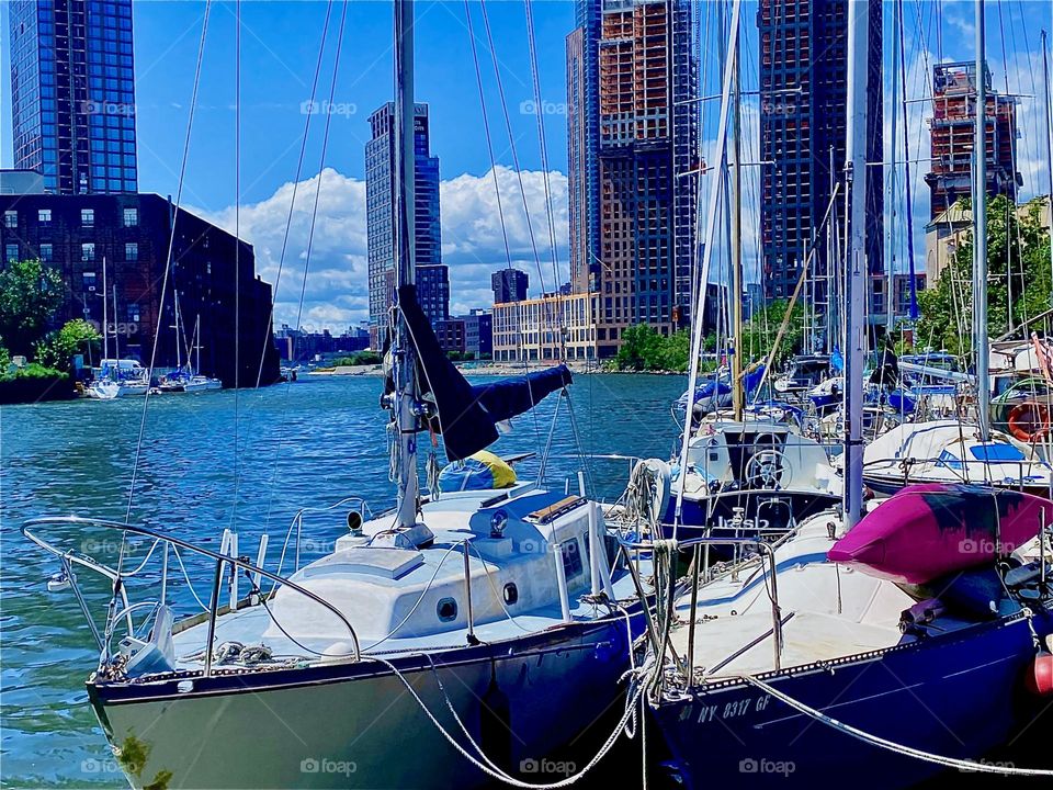 „Newtown Creek“ by the „Pulaski Bridge“ in LIC, Queens offers spectacular views on a bright sunshiny afternoon just like this which are best enjoyed from aboard one of the various boats here. 2023. Hypnotic Productions