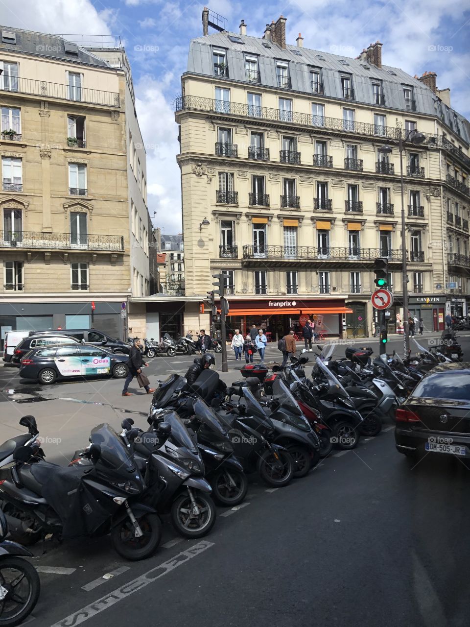 I keep thinking that in Vietnam and Southeast Asian countries, a lot of motorbikes are used. Until I arrived in France and I was very surprised. Motorcycles are also popular here