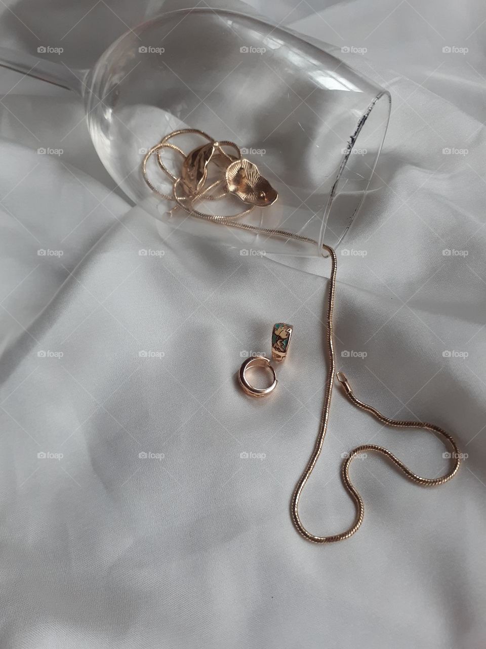 The lightness and fluidity of gold