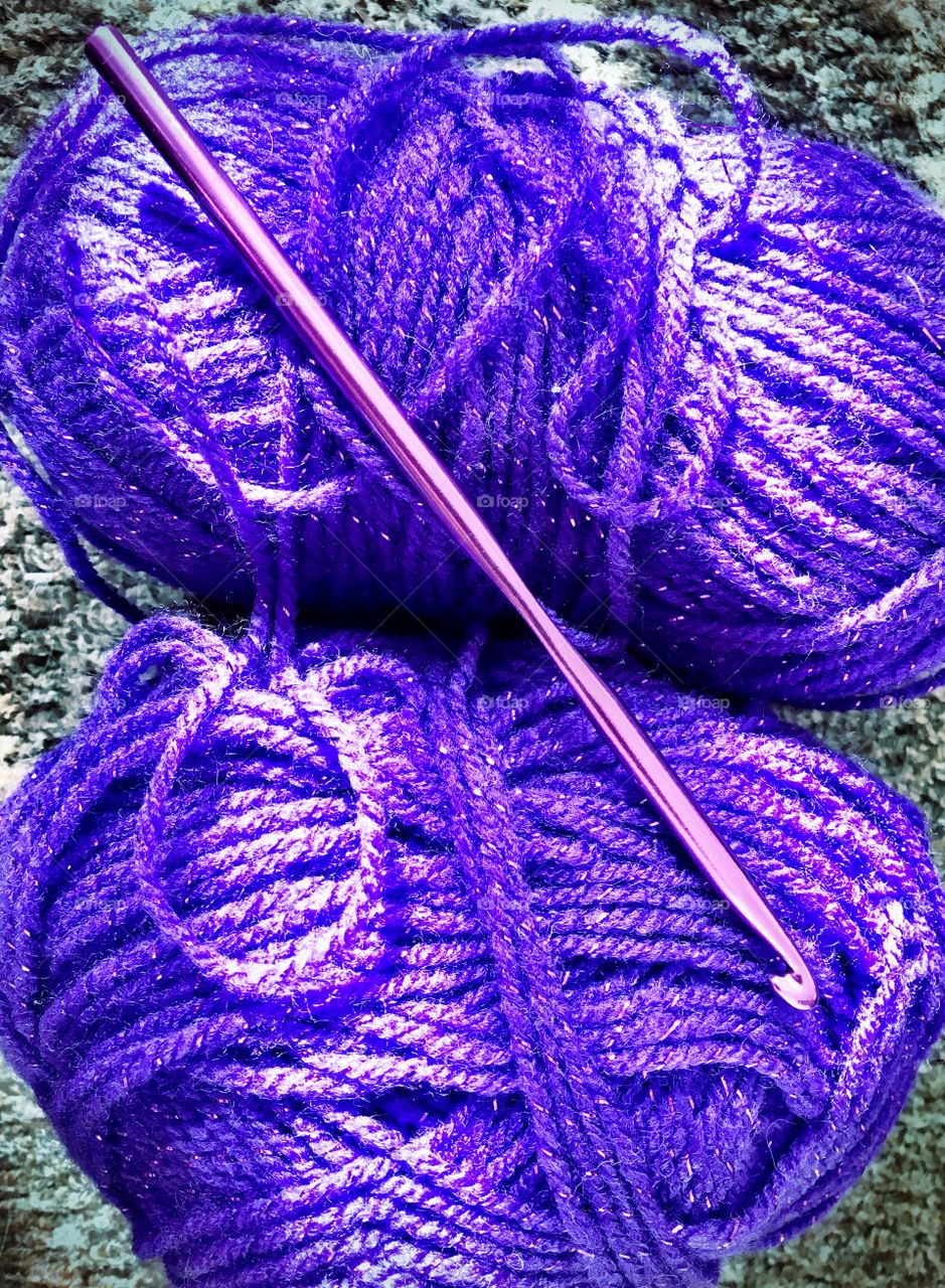 Purple sparkle yarn & crochet hook