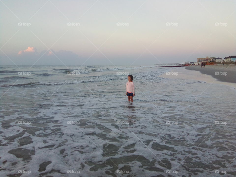 девочка на пляже