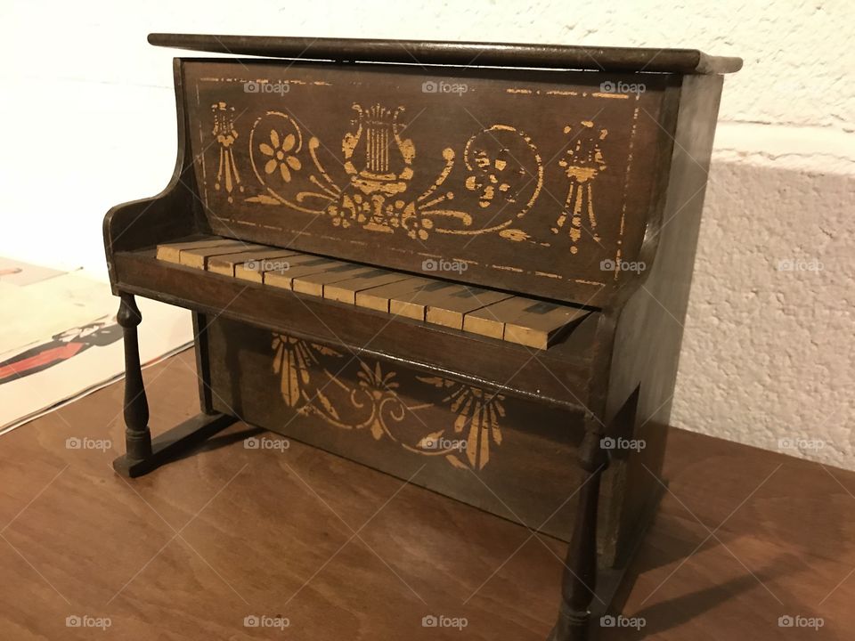 I love this delightful little miniature piano, the engravings on the wood finish are exquisite.