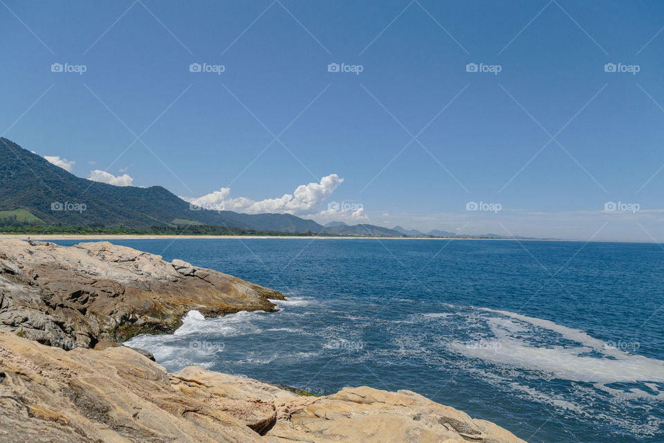 Praia com paisagem linda e fantástica no Brasil, na região do Lagos no Rio de Janeiro, em Búzios. Uma ilha incrível de conhecer!