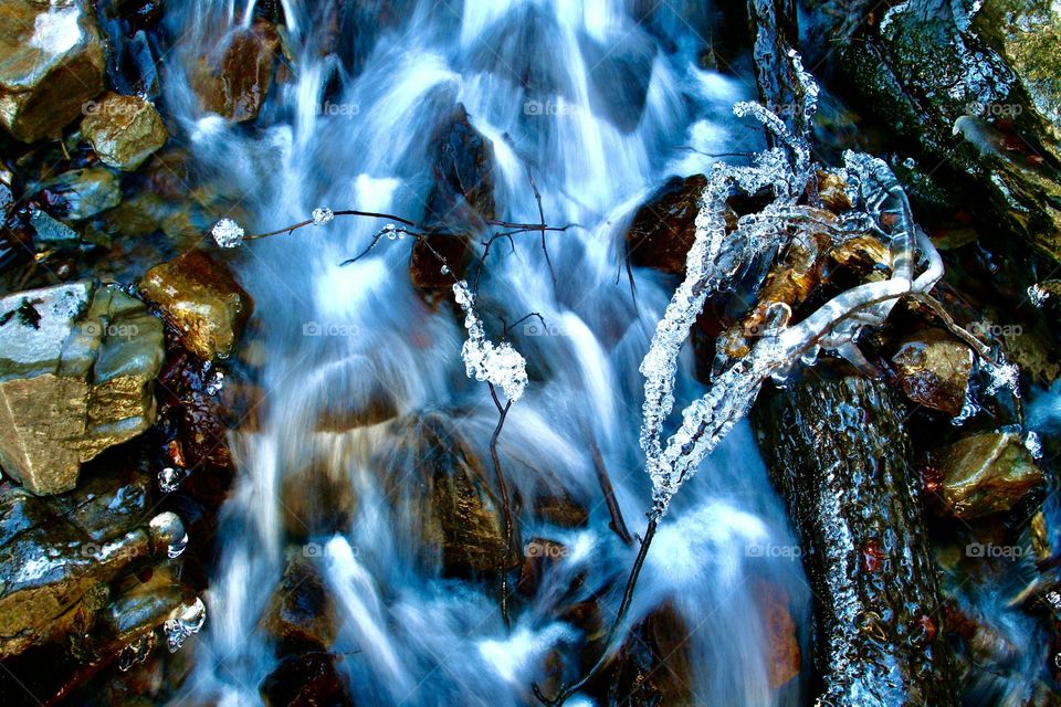 Невероятная красота горной реки в Карпатах.