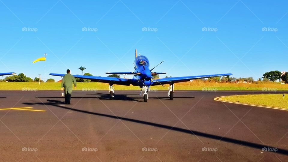 landing gear wings cockpit vacation commercial airplane international tourism cruise occupation team people mechanical work equipment flame stunt aerodrome job helmet clouds vehicle repair black detail ground aircraft maintenance departure modern tec