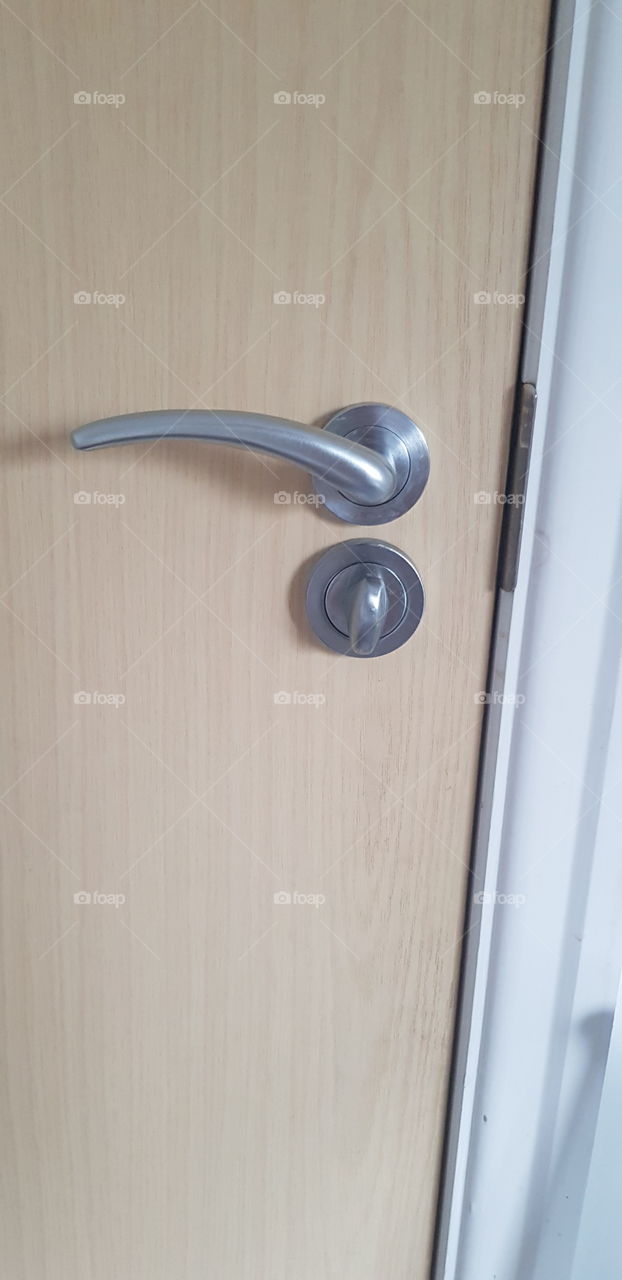 door handle with twist lock