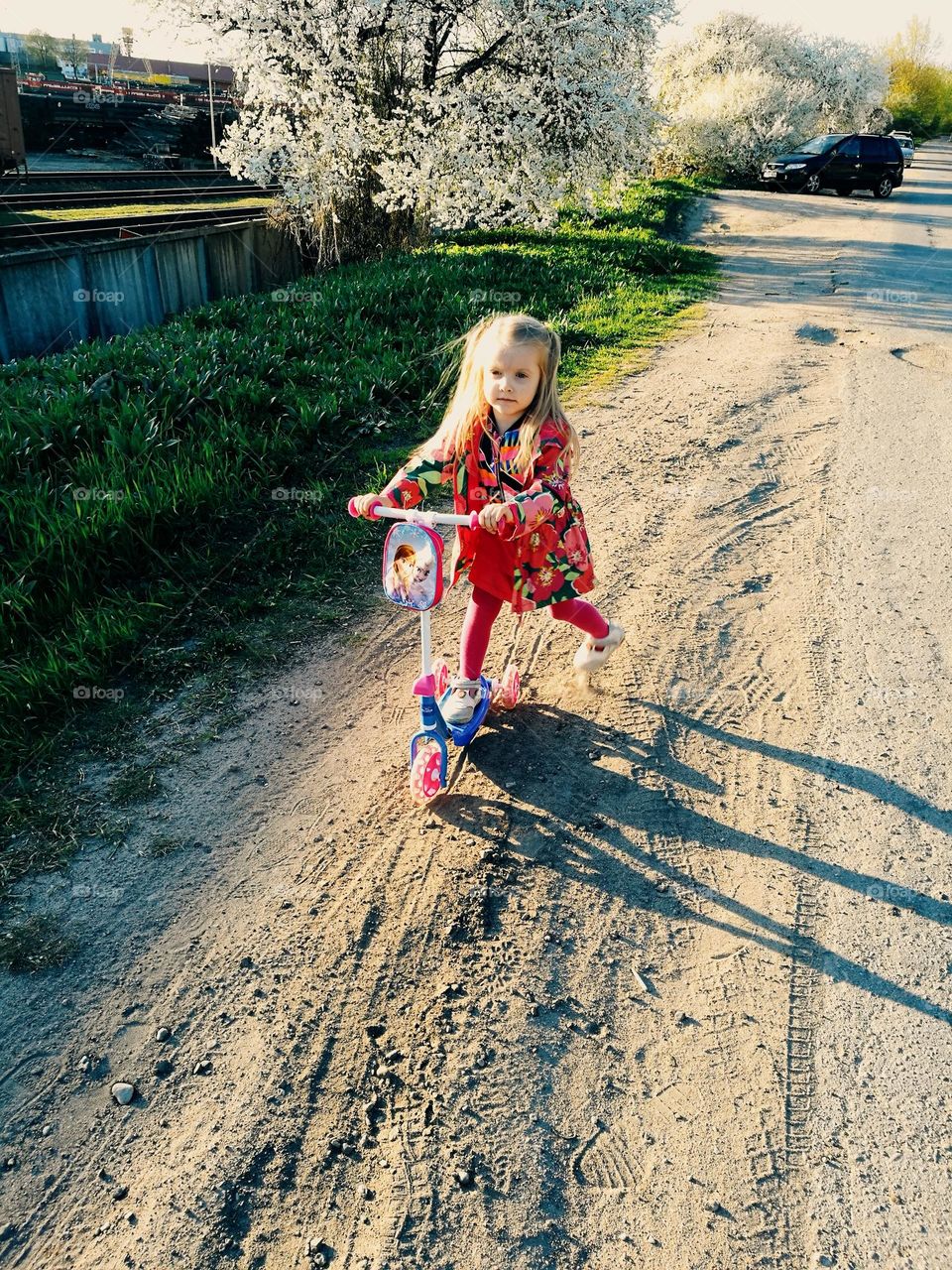 Mergaitė su paspirtuku