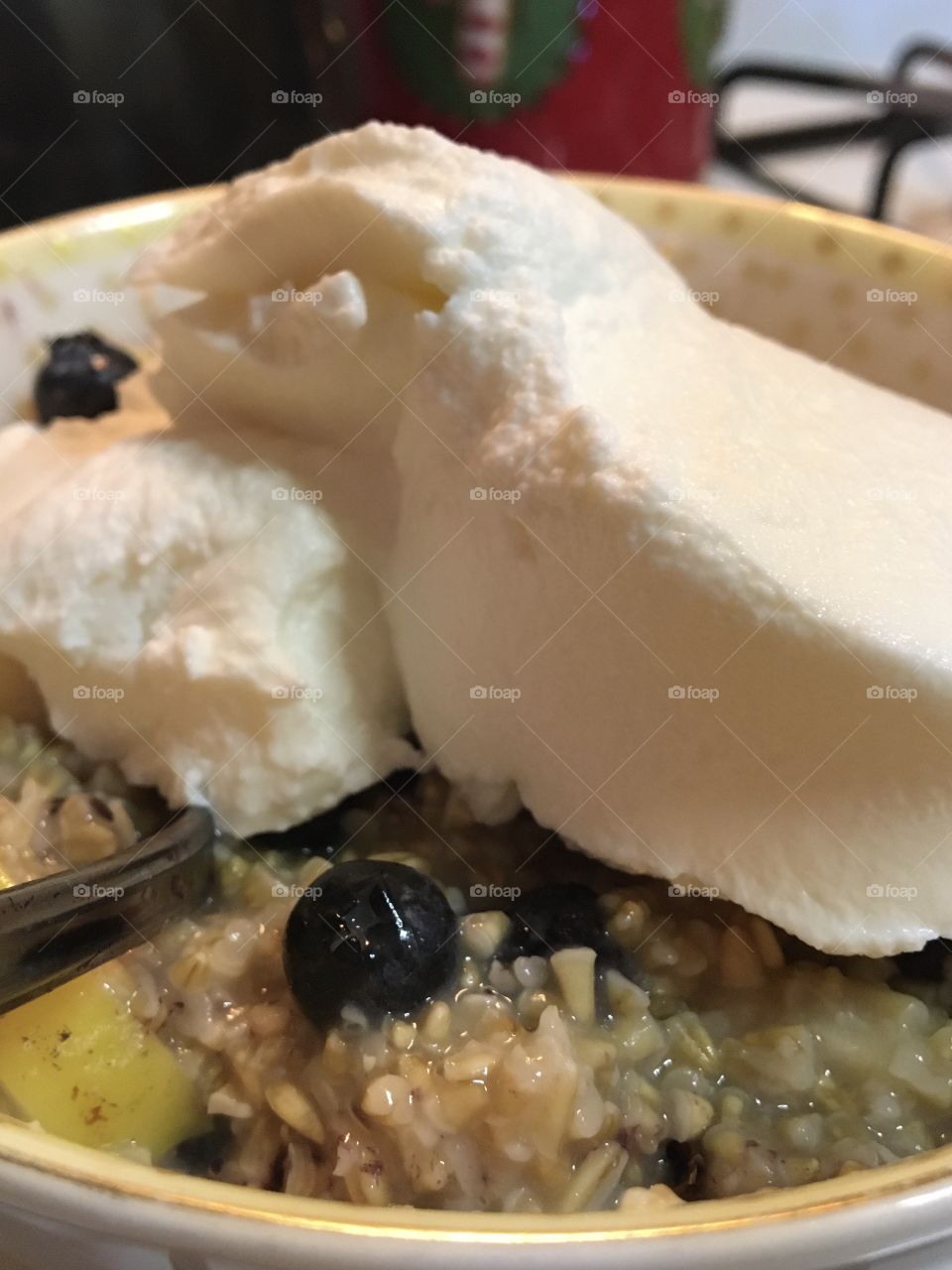Oatmeal with blueberries, guava and Greek yogurt