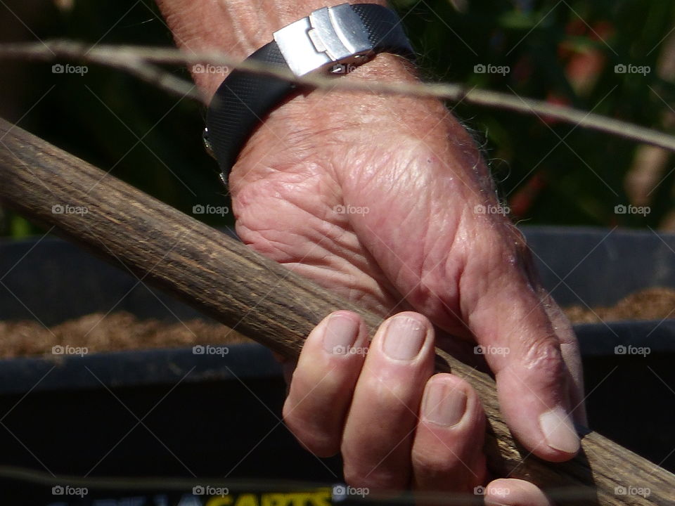 Under hand grip of shovel