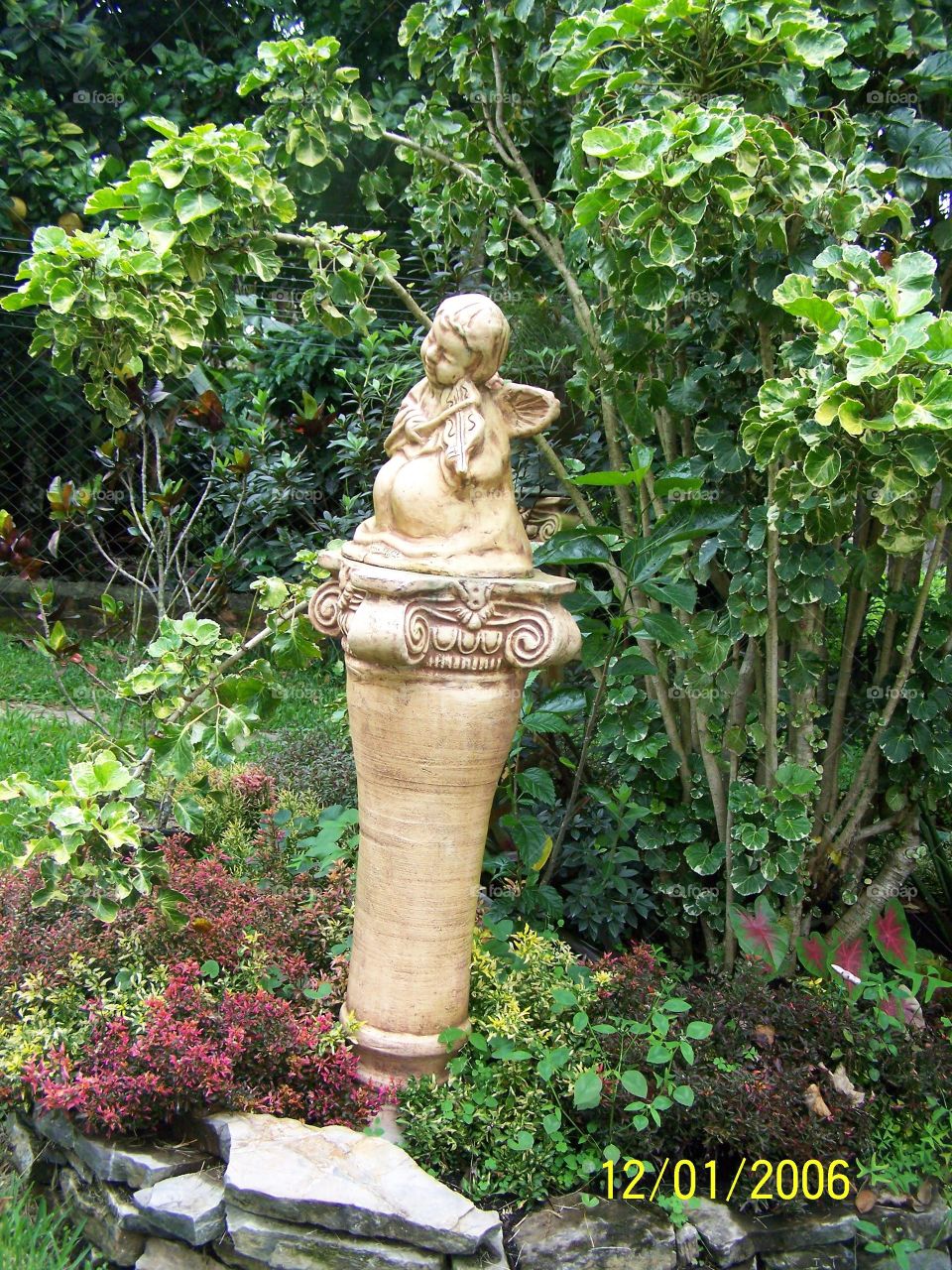 Artesanías de Barro en el Jardin. barro hecho a mano y acomodado para decoración de jardines. la figura es un querubín hecho a mano sobre barro.