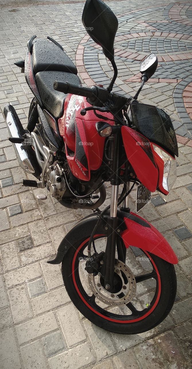 Take a short break with the Bajaj pulsar. Take a break because of the rain.