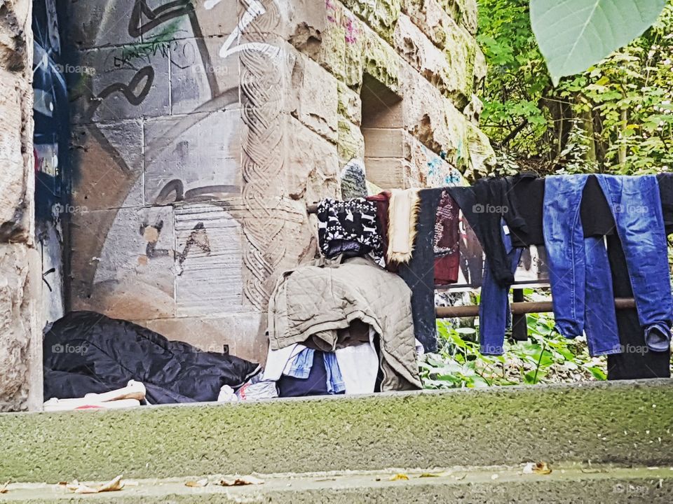 Obdachlos Menschen schlafen unter der Brücke