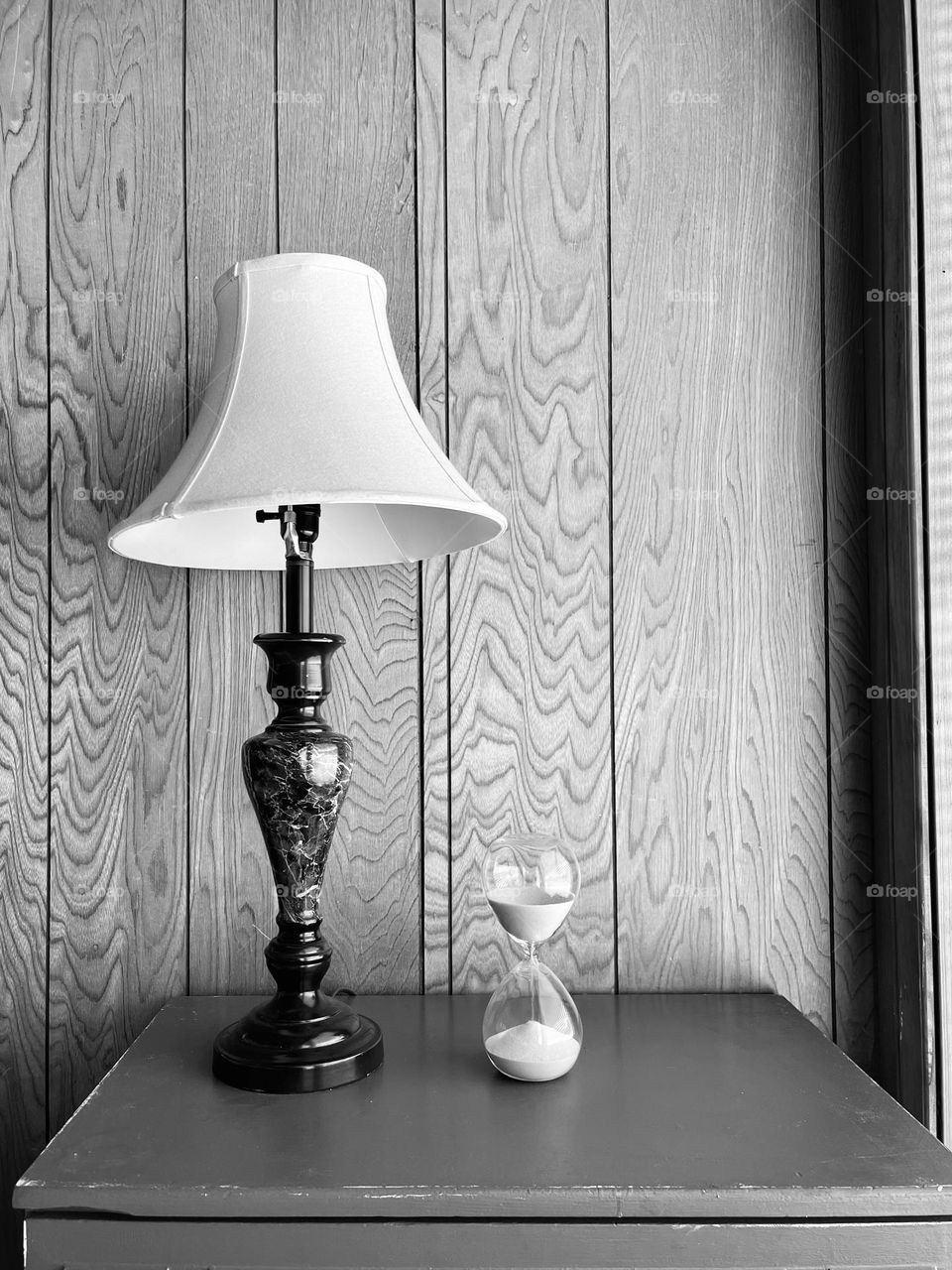 Black and white picture of lamp and hourglass