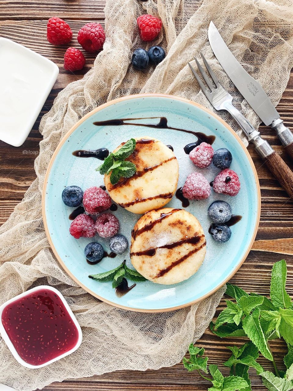 Cheese pancakes with berries