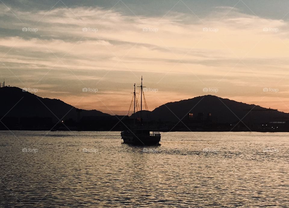 Summer allows us to enjoy incredible walks at any time of the day. And the little boat in the hot sunrise? Total relax! 🇺🇸/ O verão nos permite passeios incríveis a qualquer hora do dia. E o pequeno barco no amanhecer quente? Relax total!🇧🇷