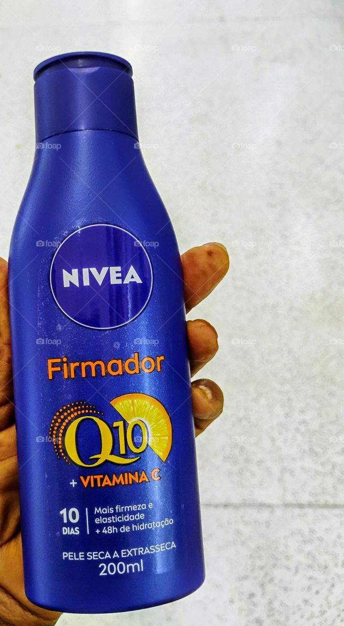 Pele seca a extrasseca ? NIVEA Firmador Locão hidratante Q10 + Vitamina C. Hidrata a pele profundamente por 48 h, mais firmeza, aumenta a luminosidade e elasticidade da pele. NIVEA, trata sua pele com carinho!