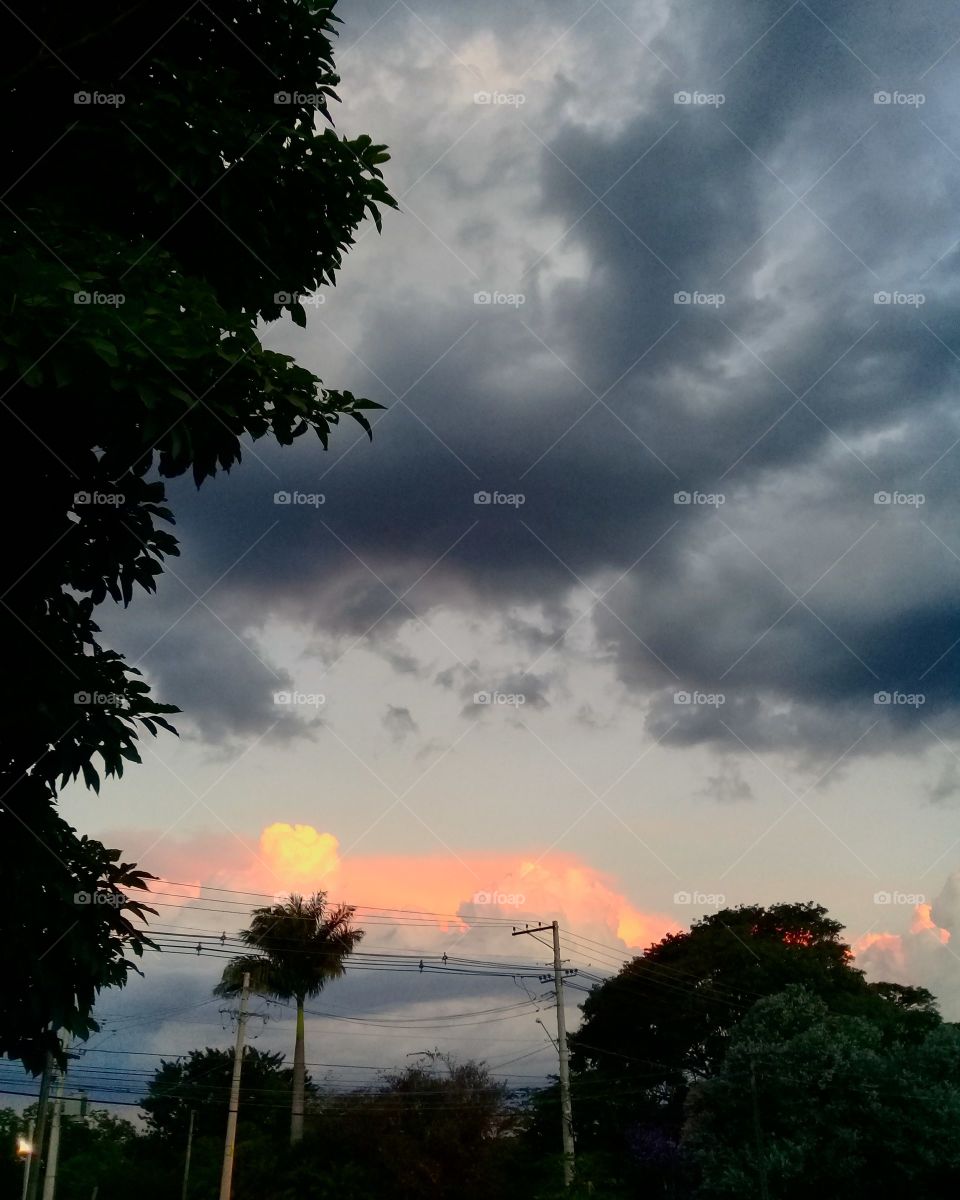 Um #entardecer muito bonito, apesar das #nuvens carregadas. Na estrada, admirando um rastro de #luz dourado.
🌆
#paisagem #natureza #fotografia #inspiração #landscapes