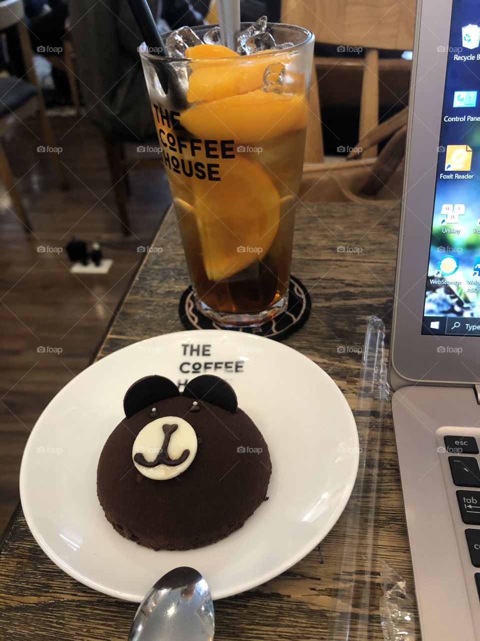 Coming to The Coffee house, my favorite is the bear cake that is not too sweet and has a chocolate flavor. The filling is soft chocolate with 1 cup of peach orange tea with a sweet taste. Great