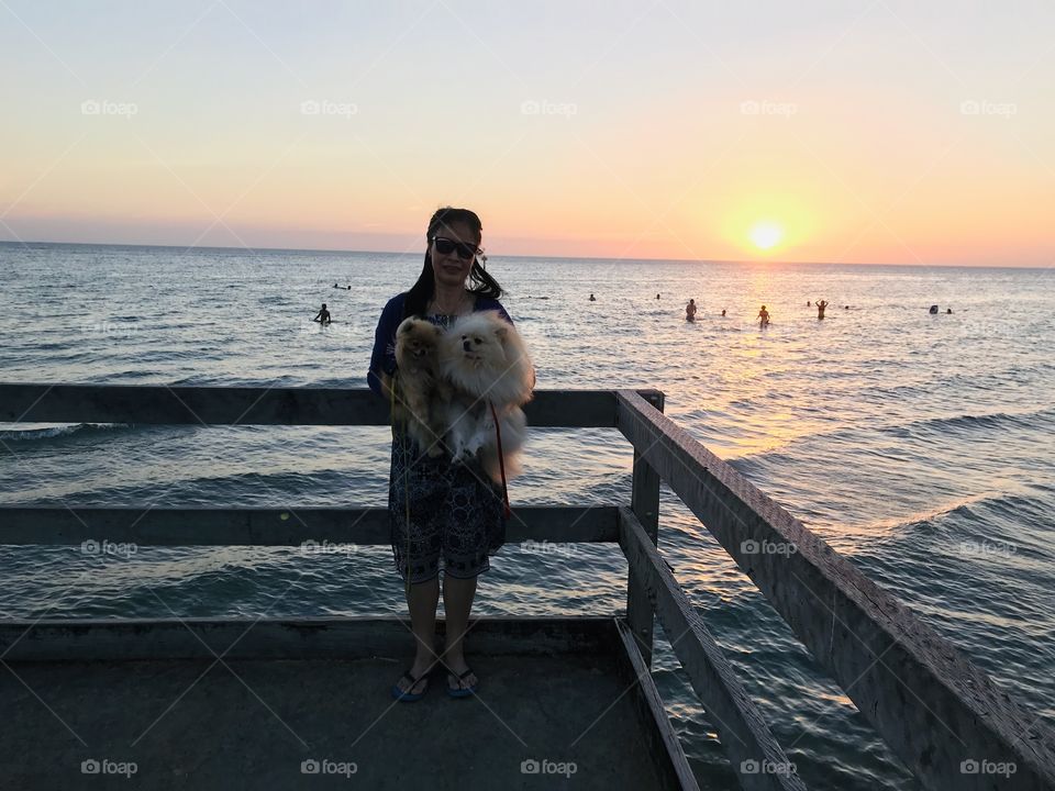Happy time with little cuties Pom at Mentone Beach with the sunset time😍
