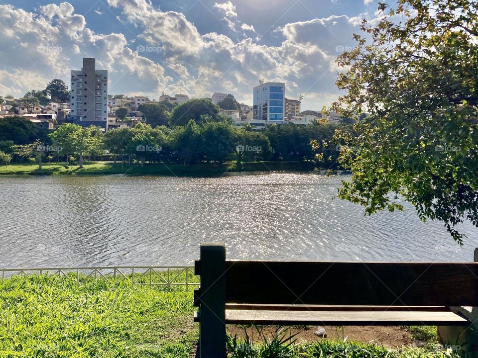 Sitting on the edge of Lake Taboão, in the city of Bragança Paulista, waiting for the sun to come to rest. / Sentado à beira do Lago do Taboão, na cidade de Bragança Paulista, esperando o sol ir descansar.