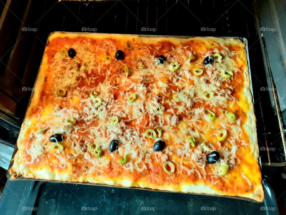 Make The Best Homemade Pizza

Ingredients

for 16 servings

2 ½ cups warm water (600 mL)

1 teaspoon sugar

2 teaspoons active dry yeast

7 cups all-purpose flour, plus more for dusting (875 g)

6 tablespoons extra virgin olive oil, plus more for gr