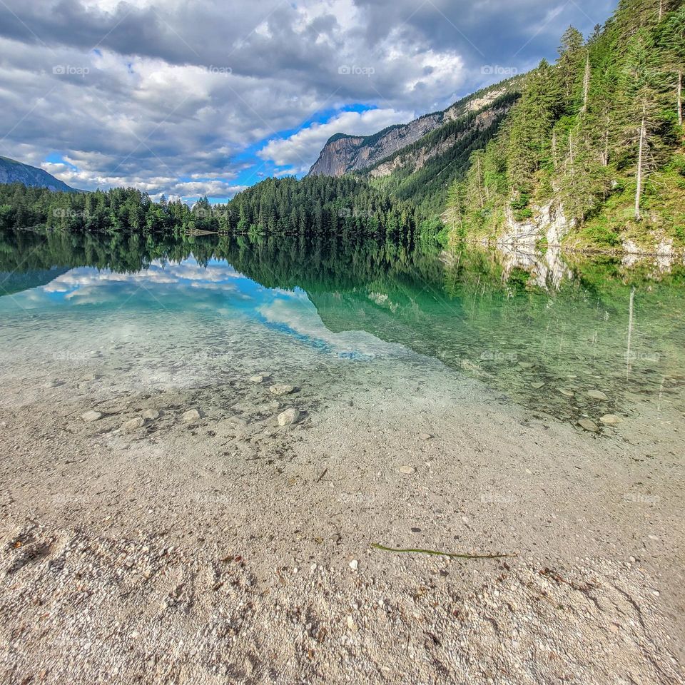 riflessi in un lago di montagna