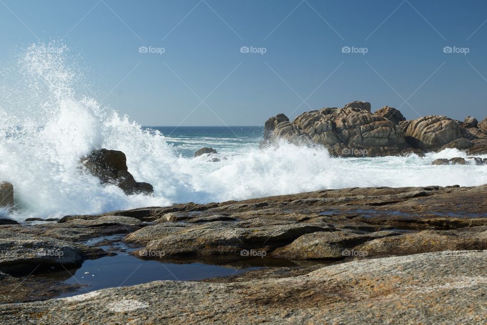 Vagues sur les rochers de Saint Guénolé. Les vagues s'écrasent sur les rochers de Saint-Guénolé (Finistère - France)