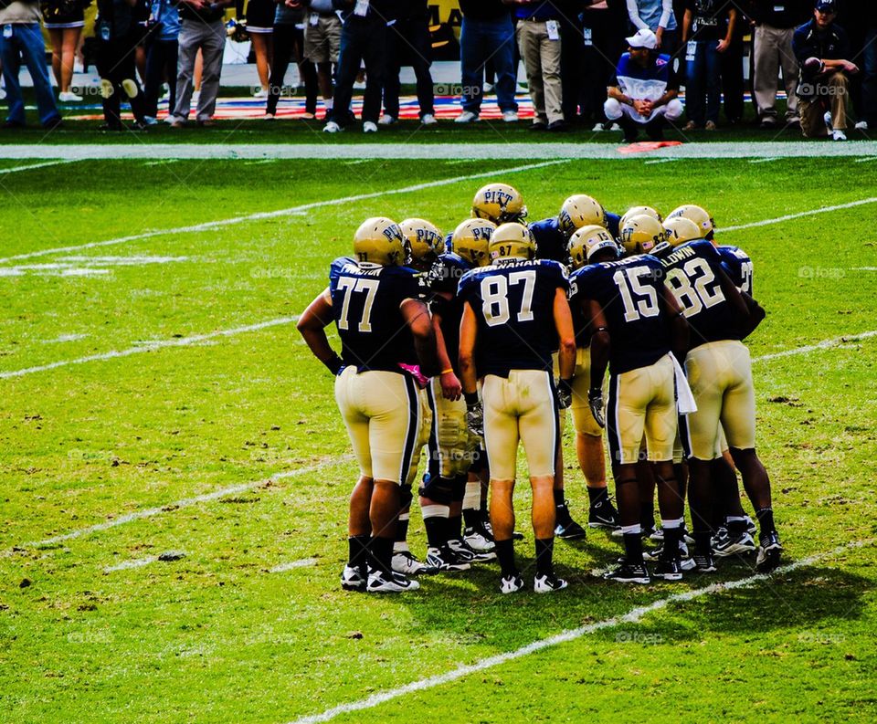 Pitt huddle