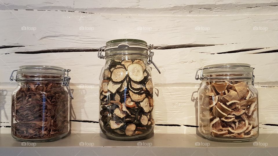Dried dehydrated vegetables and mushrooms in glass jars - torkade grönsaker och svamp i glasburkar 