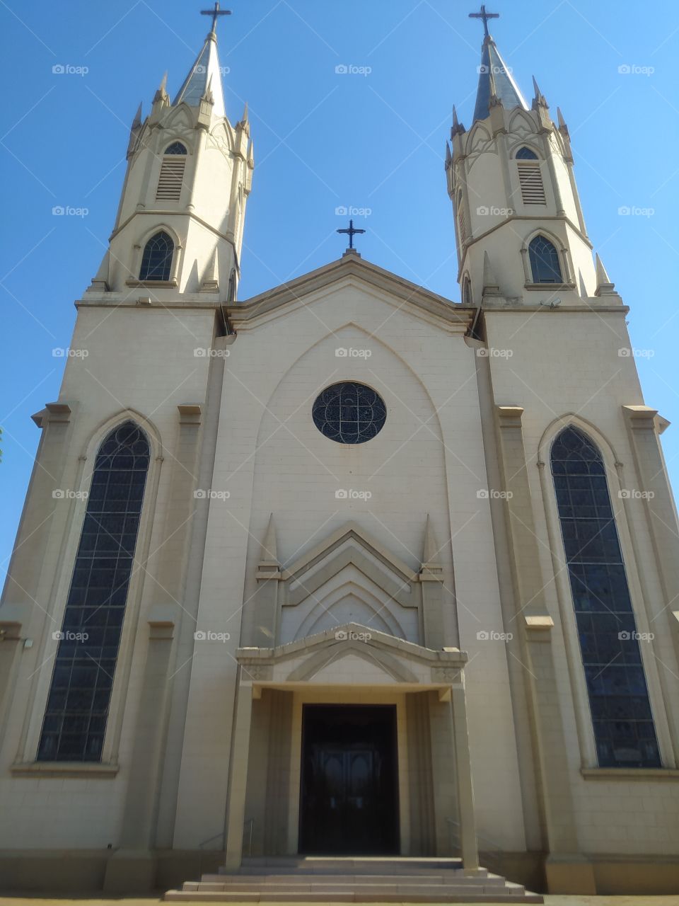 igreja católica no centro de cidade em interior de São Paulo com estruturas góticas.