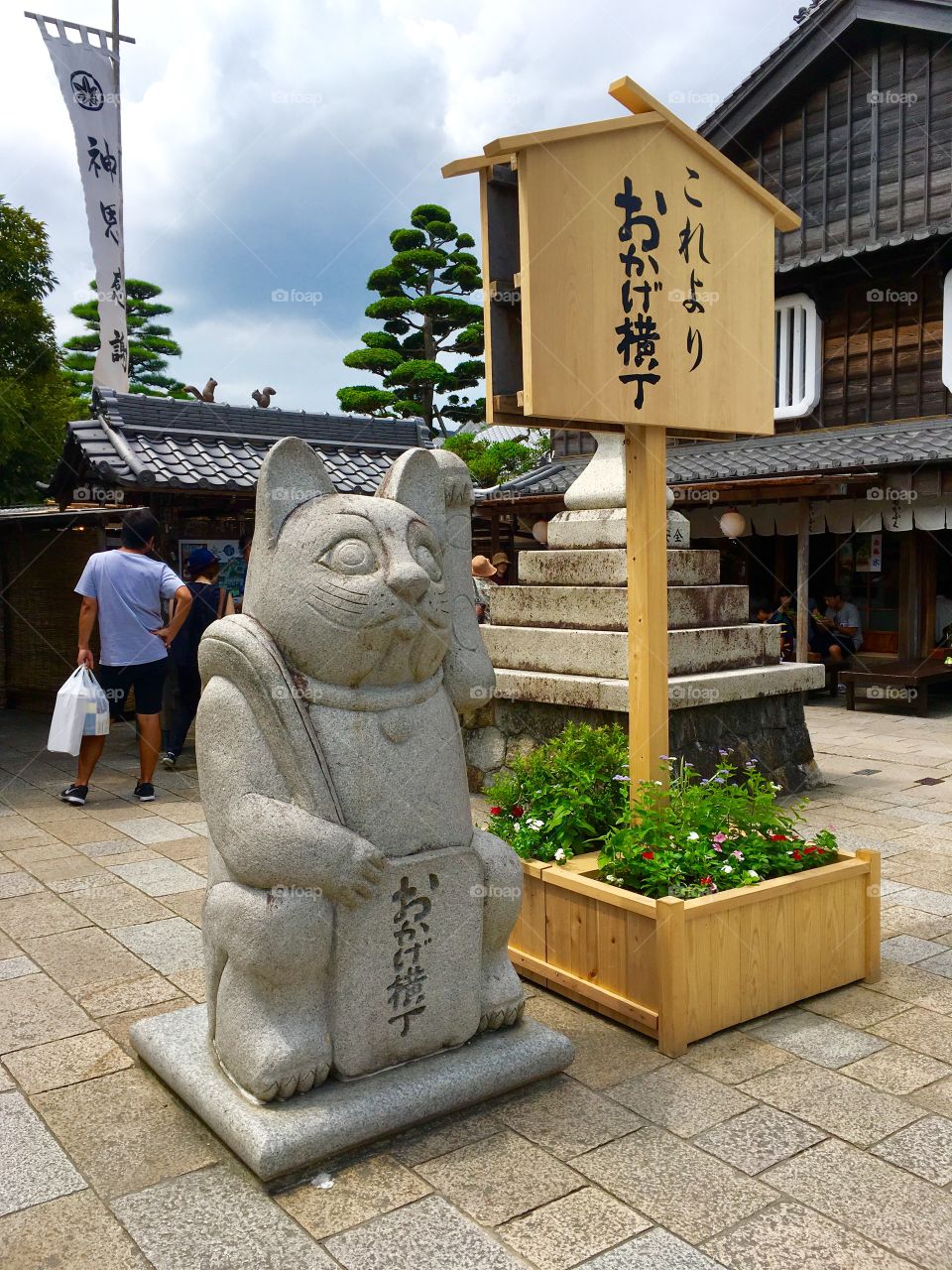 The manekineko (lucky, beckoning cat) in Okage Yokocho, Ise, Japan. 