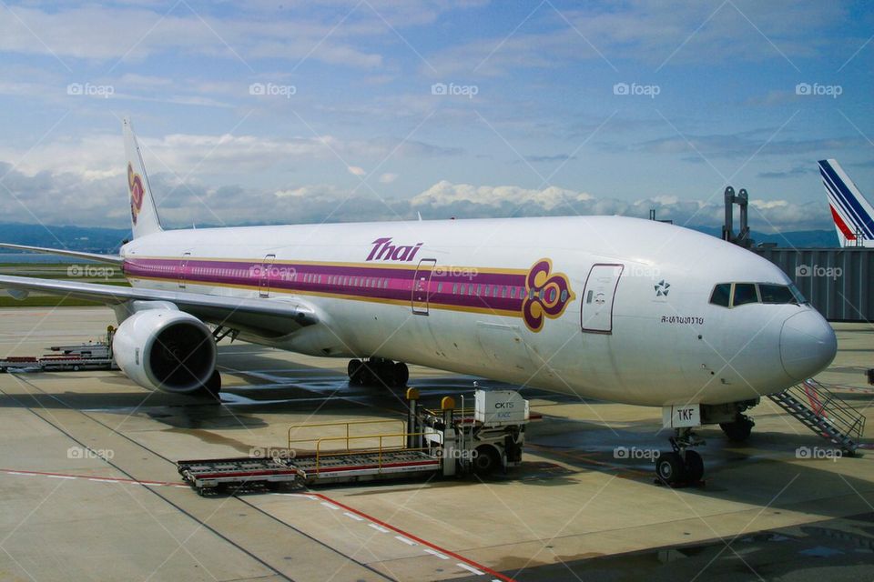 THAI AIRWAYS INTERNATIONAL B777-200 KIX