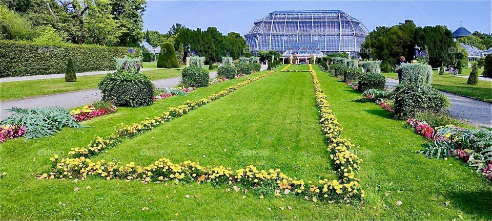 This is the botanical garden in “Berlin”, Germany in the neighborhood called “Steglitz” with its palatial manicured lawns and trimmed bushes. 2024. Hypnotic Productions