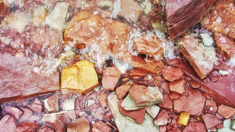 морские камни в воде