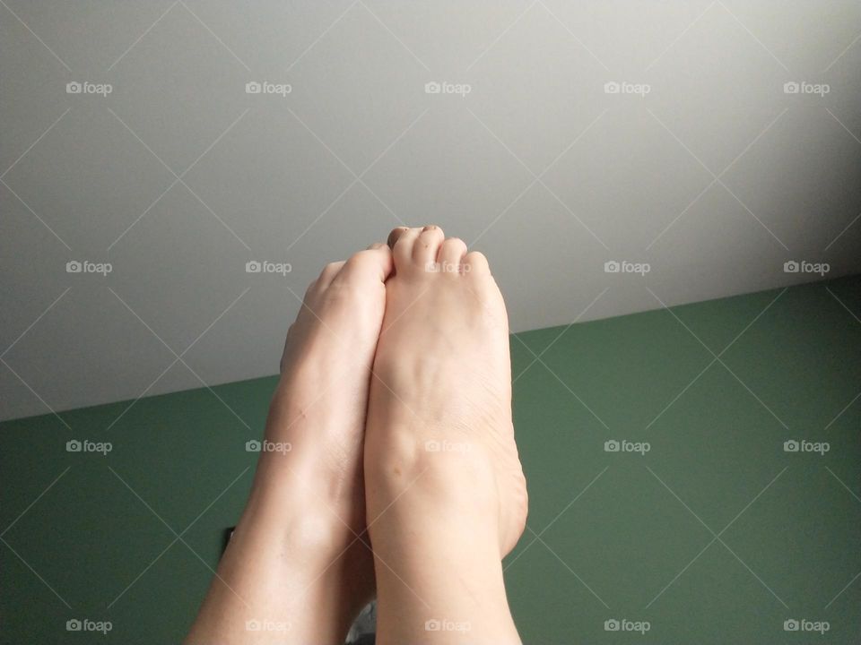 Nude feet pointing up in air