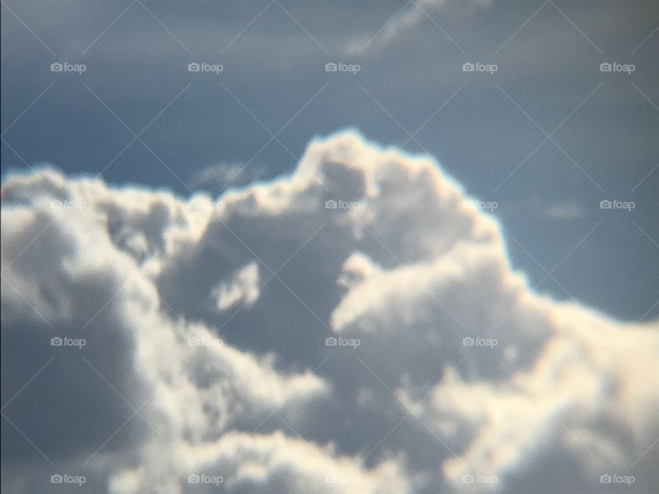 Nuve con forma humana apuntando hacia abajo 