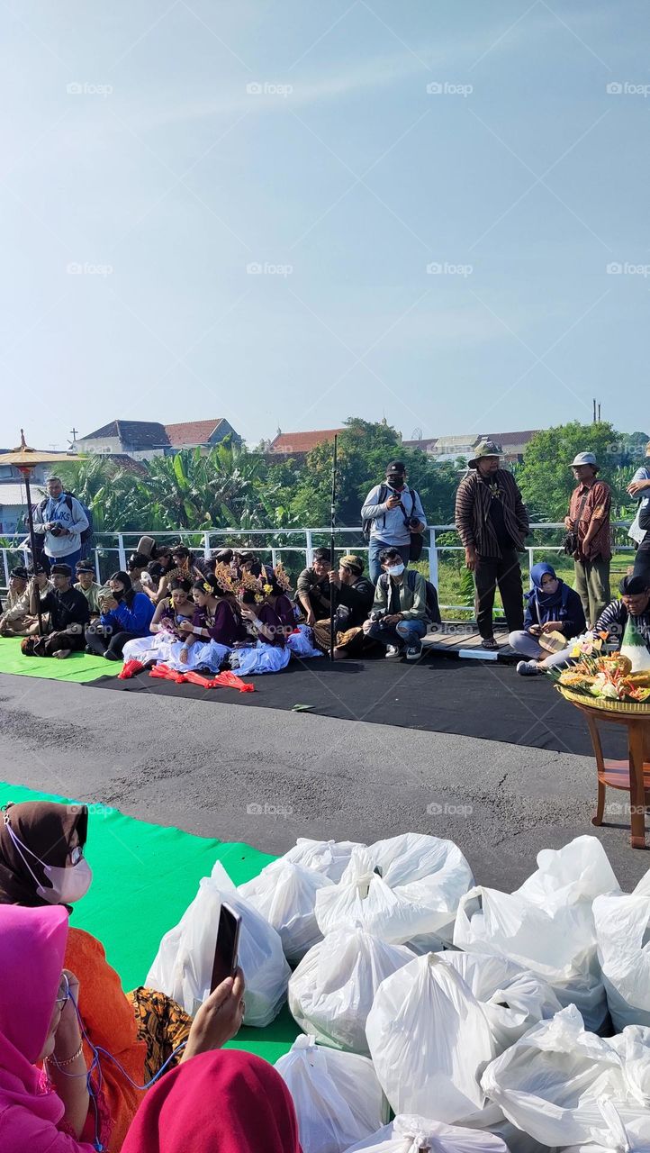 ritual selamatan jembatan lama Kediri