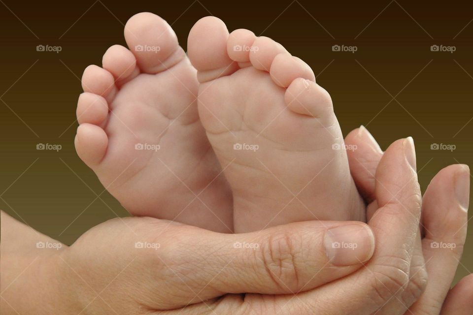 Mom holding baby’s feet