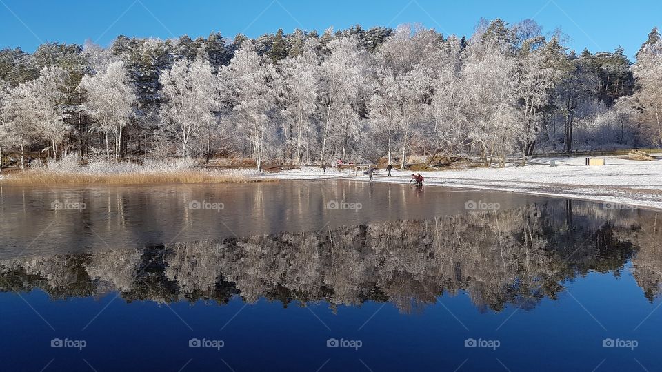 Beautiful winter landscape in snow, forest reflection on the lake - vackert vinterlandskap i snö, skog reflektion på  spegelblank sjö 