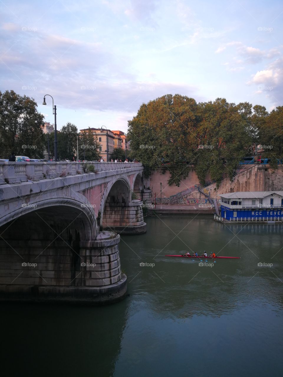 In canoa sul fiume Tevere Roma