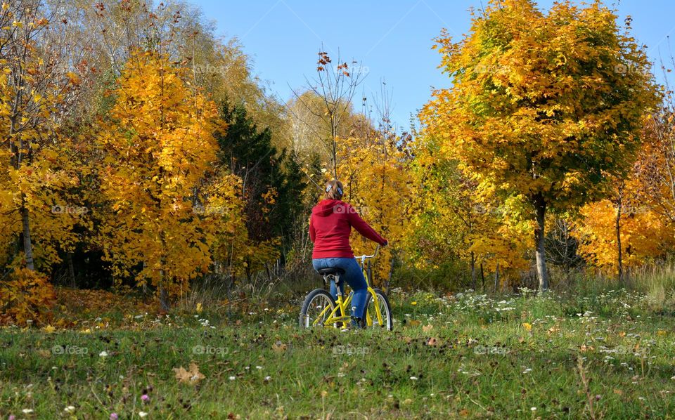 woman riding bike 🚲 active lifestyle, beautiful autumn time 🧡